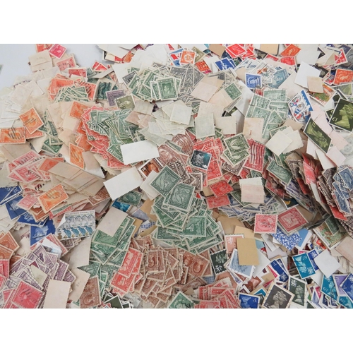 1572 - Just over 2 kilos of UK loose stamps, some on paper. See photos.