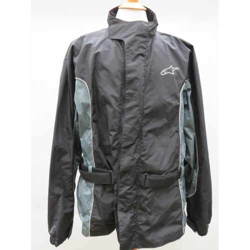 1745 - Alpine Stars Lightweight motorcycle shower jacket with zip and velcro fastening. In very good condit... 