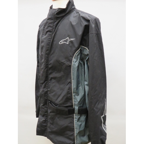 1745 - Alpine Stars Lightweight motorcycle shower jacket with zip and velcro fastening. In very good condit... 