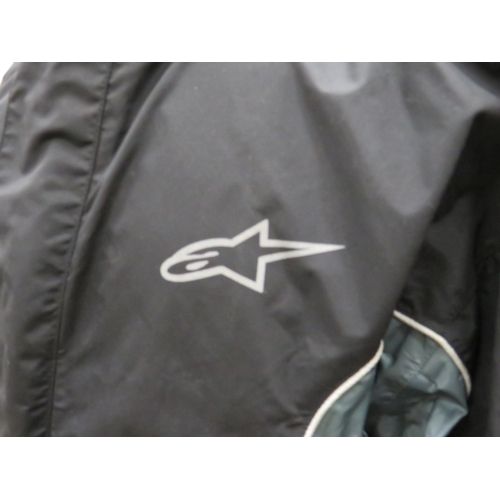 1745 - Alpine Stars Lightweight motorcycle shower jacket with zip and velcro fastening. In very good condit... 