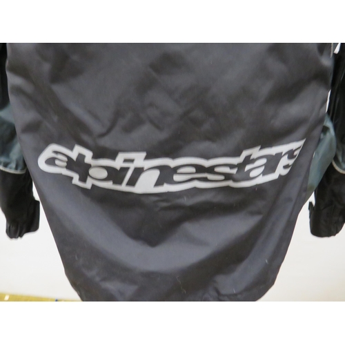 1745 - Alpine Stars Lightweight motorcycle shower jacket with zip and velcro fastening. In very good condit... 