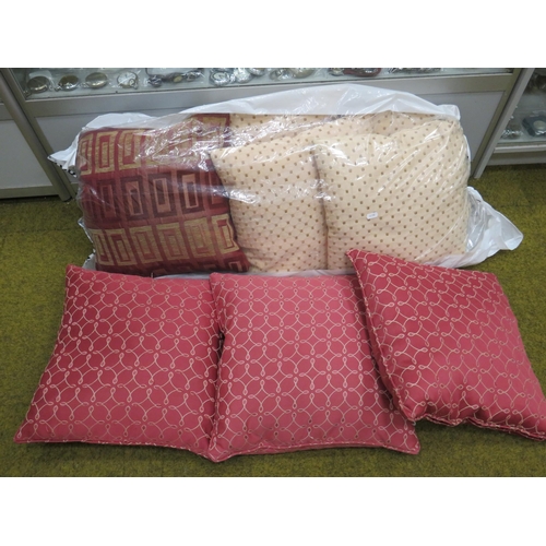 1749 - Nine excellent good quality cushions. See photos.