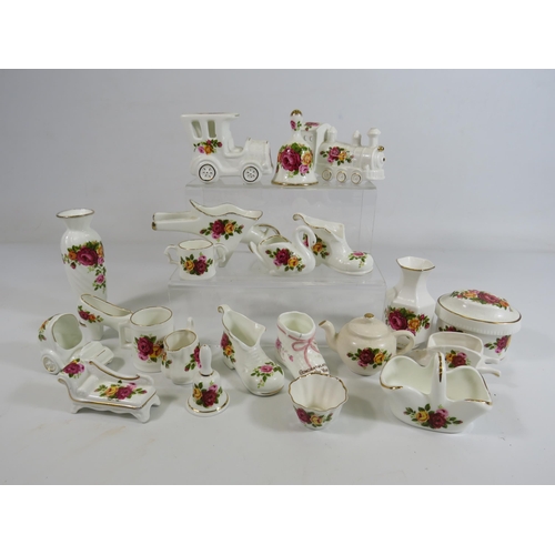 1550 - Large selection of Cottage rose ornaments etc.