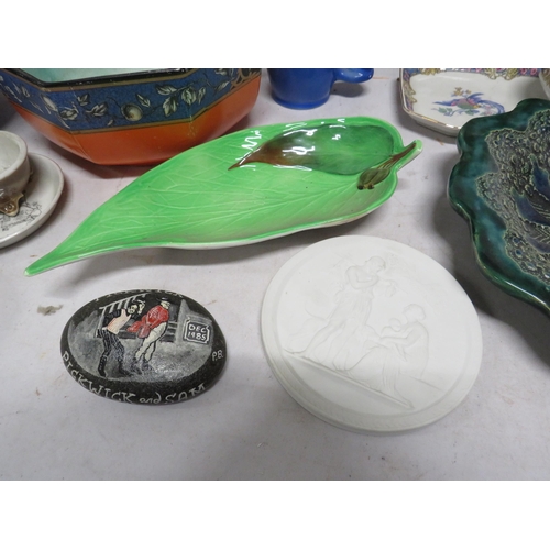 101 - Mixed lot to include a handpainted wooden tray, art pottery bowl, Royal Copenhagen plaque etc.