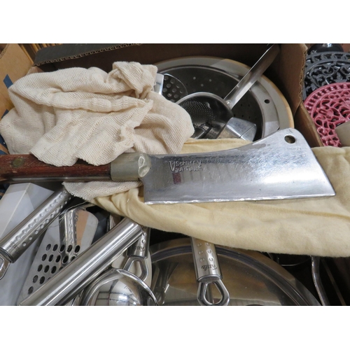 159 - Selection of kitchen items including a vintage meat cleaver, pestle and motar, mixing bowl, utencils... 