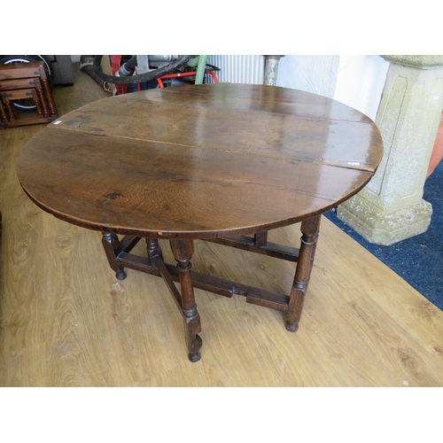 331 - Gate Leg Drop leaf Circular table in lovely condition with great patinated colour. All peg jointed, ... 