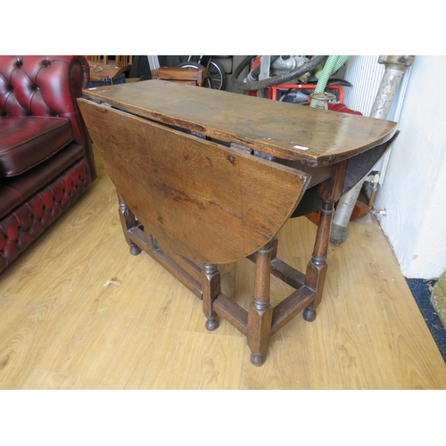 331 - Gate Leg Drop leaf Circular table in lovely condition with great patinated colour. All peg jointed, ... 