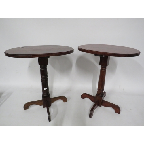 189 - 2 small occasional tables, 21.5