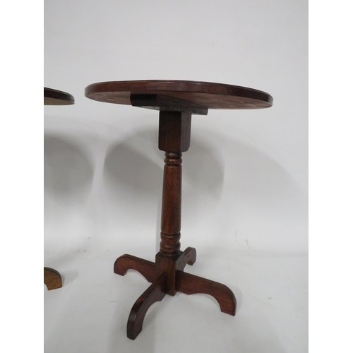 189 - 2 small occasional tables, 21.5