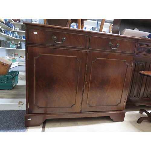 190 - Small darkwood sideboard with 2 drawers and 2 cupboards, 39