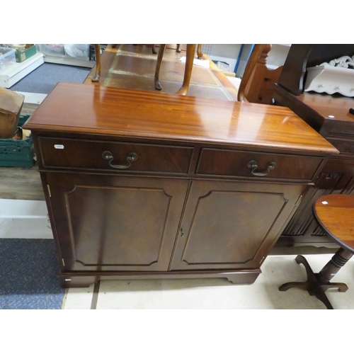 190 - Small darkwood sideboard with 2 drawers and 2 cupboards, 39