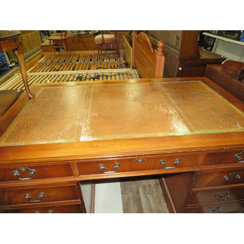 193 - Vintage leather topped desk with 4 drawers to each side and one central.59