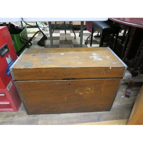 506 - Large wooden tool box, 30