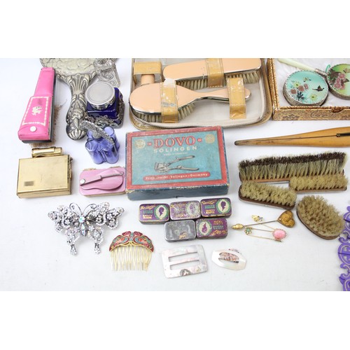 17 - Ladies Vanity Collectables Inc Compact, Safety Razor, Mirror, Hair Accessories      681855