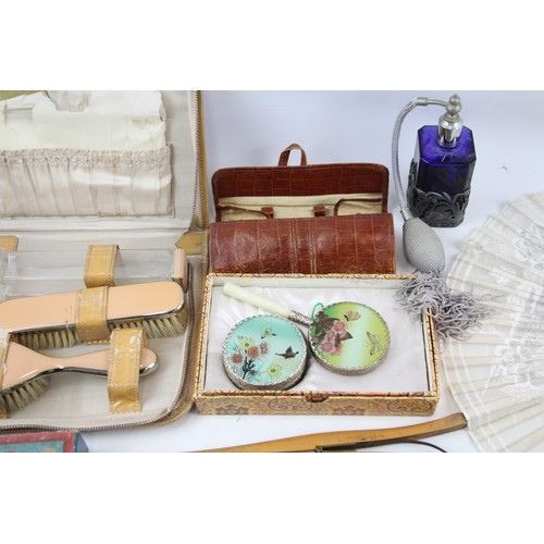 17 - Ladies Vanity Collectables Inc Compact, Safety Razor, Mirror, Hair Accessories      681855