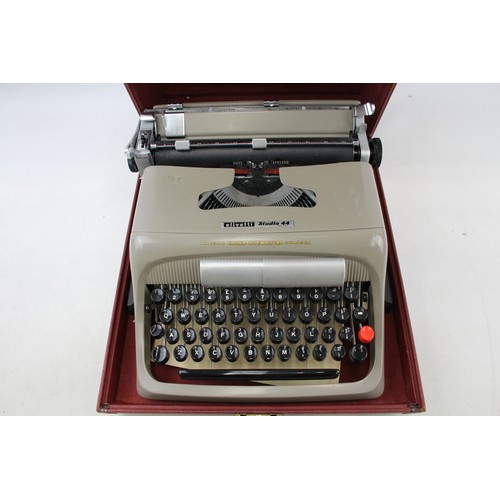 22 - Olivetti Studio 44 Typewriter in Original Carry Case     822662