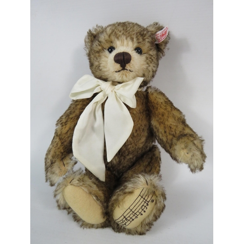 95 - Limited Edition Musical Steiff English bear, 3631 of 4000. Approx 12