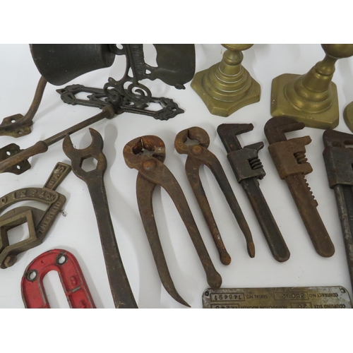 85 - Mixed lot comprising tools, engineers plates, Brassware. See photos.