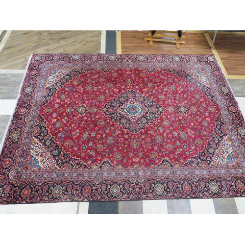 125 - Lovely Middle Eastern Rug which measures 3.8 x 2.8 Meters. See photos