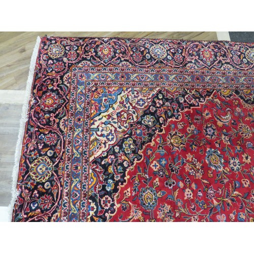 125 - Lovely Middle Eastern Rug which measures 3.8 x 2.8 Meters. See photos