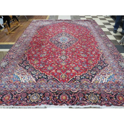 125 - Lovely Middle Eastern Rug which measures 3.8 x 2.8 Meters. See photos