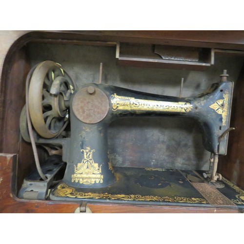 398 - Late 19th/Early 20th Century Singer sewing machine on treadle base. Complete but would benefit from ... 