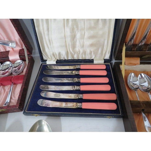 280 - Selection of vintage cutlery and a vintage mincer.