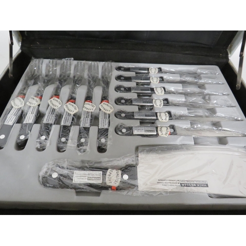 286 - Hack messer knife set in a case.