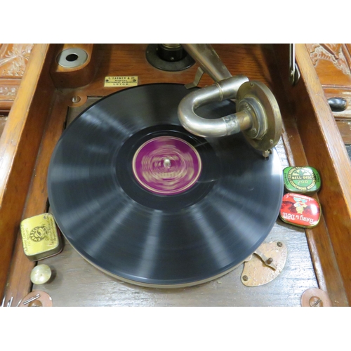 434 - Vintage Early 20th Century Wind up Gramophone in good running order. Comes with spare needles & Reco... 