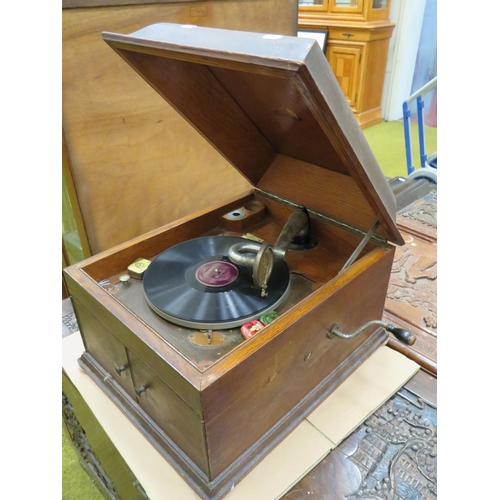 434 - Vintage Early 20th Century Wind up Gramophone in good running order. Comes with spare needles & Reco... 