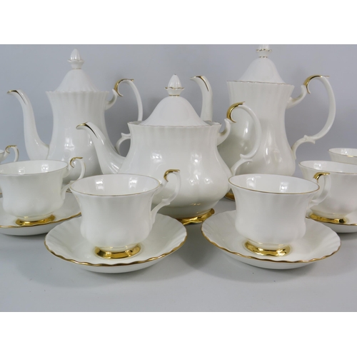 137 - Royal Albert Val D'or pattern part teaset, 15 pieces.