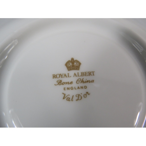 137 - Royal Albert Val D'or pattern part teaset, 15 pieces.