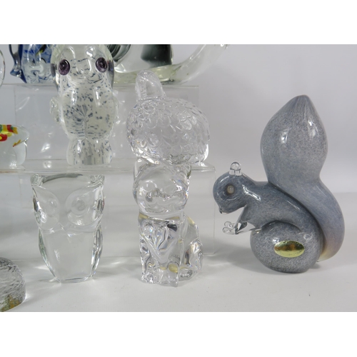 143 - Good selection of art glass paperweights in animal forms, Wedgwood, Isle of Wight, Val St Lambert et... 