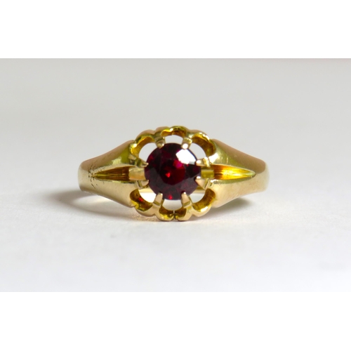 310 - Antique, 9ct Yellow Gold Ring set with a Central Garnet of 6 x 4 mm. Finger size 'P'  2.8g. Hallmark... 