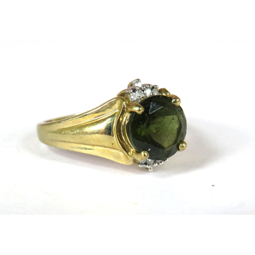 360 - 9ct Yellow Gold ring set with a circular Green Tourmaline flanked by Melee Diamonds to both sides.  ... 