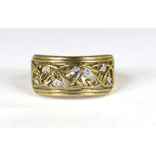 362 - 9ct Yellow Gold Roman Style Pierced ring with white gold highlights. Finger size 'U'.  4.0g