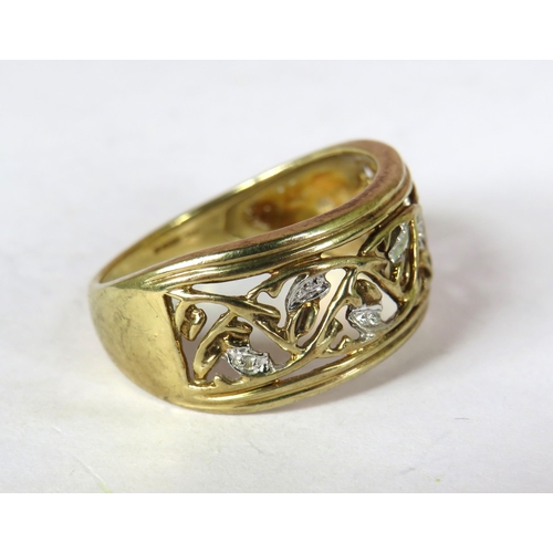 362 - 9ct Yellow Gold Roman Style Pierced ring with white gold highlights. Finger size 'U'.  4.0g