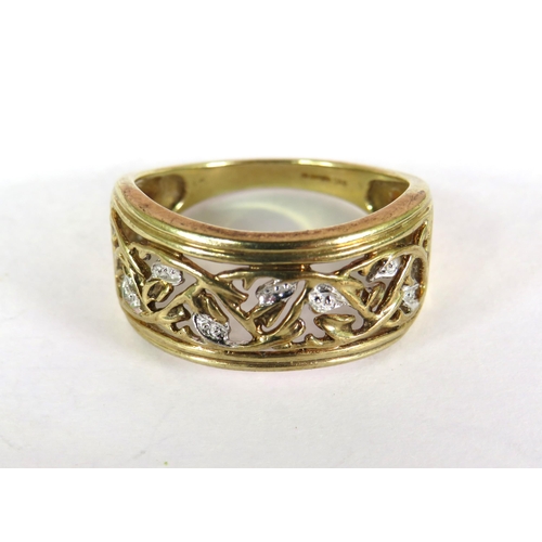 362 - 9ct Yellow Gold Roman Style Pierced ring with white gold highlights. Finger size 'U'.  4.0g