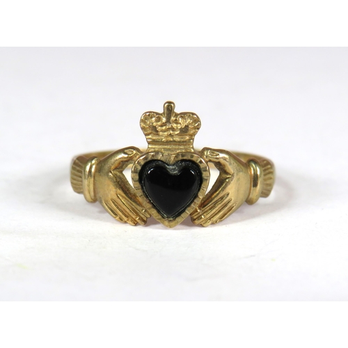 366 - 9ct Yellow Gold Claddagh ring set with a dark heart shaped Onyx stone. Finger size 'O'  1.7g