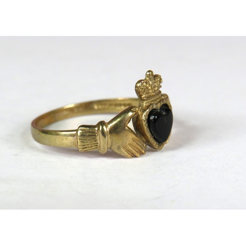 366 - 9ct Yellow Gold Claddagh ring set with a dark heart shaped Onyx stone. Finger size 'O'  1.7g