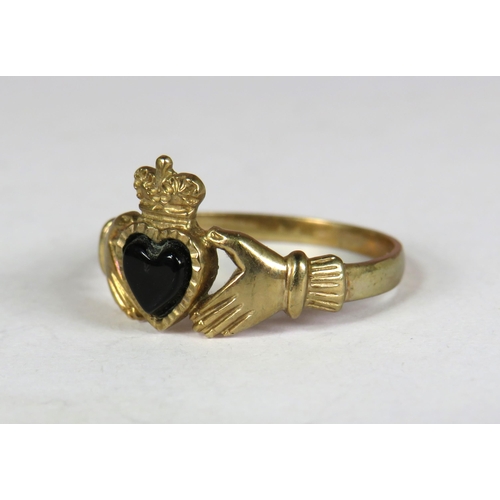 366 - 9ct Yellow Gold Claddagh ring set with a dark heart shaped Onyx stone. Finger size 'O'  1.7g