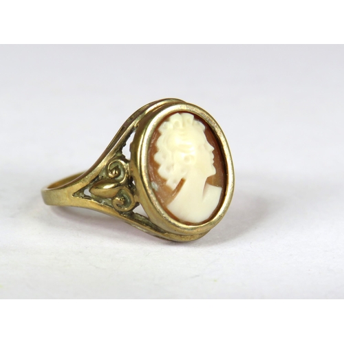 368 - 9ct Yellow Gold Cameo Set Ring. Finger size L  2.4g