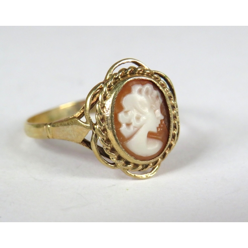 369 - 9ct Yellow Gold Cameo Set Ring. Finger size 'P'   2.0g