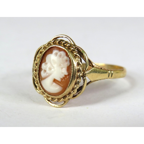 369 - 9ct Yellow Gold Cameo Set Ring. Finger size 'P'   2.0g