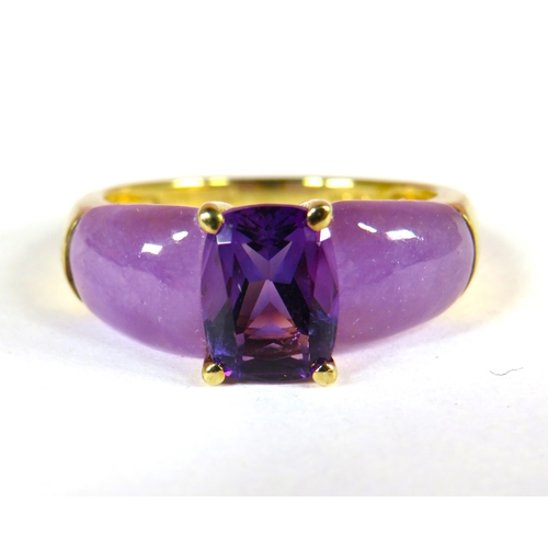 383 - 9ct Yellow Gold Ring set with a Central Amethyst with Cloudy curved Amethyst Shoulders. Finger size ... 