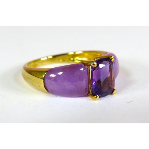 383 - 9ct Yellow Gold Ring set with a Central Amethyst with Cloudy curved Amethyst Shoulders. Finger size ... 