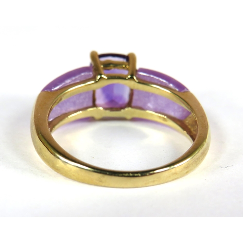 383 - 9ct Yellow Gold Ring set with a Central Amethyst with Cloudy curved Amethyst Shoulders. Finger size ... 