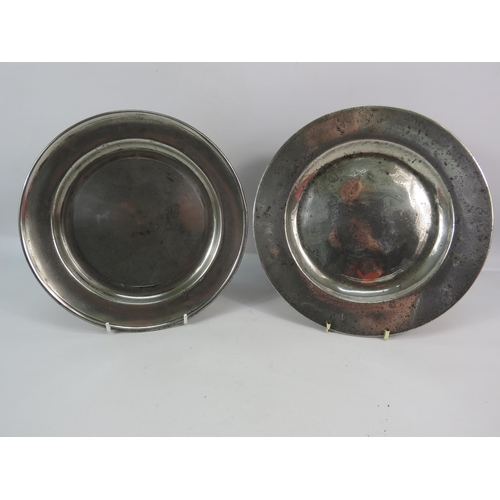 536 - Two late 18th Century English pewter plates the largest has a diameter 9.5