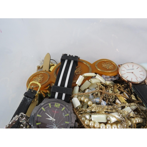 572 - 2.7kgs of various costume jewellery and mans and ladies wristwatches.