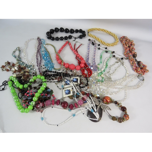 574 - Good selection of modern and vintage costume jewellery.